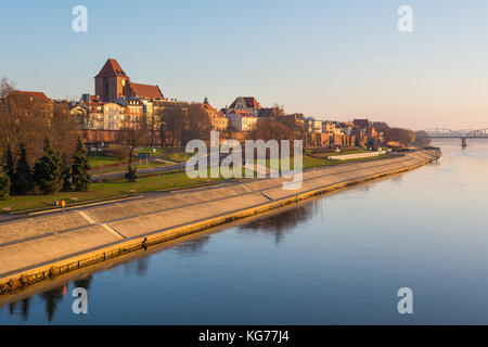 La città di Torun e la passeggiata sul fiume in mattinata nebbiosa. La vista dal ponte pilsudski. Foto Stock