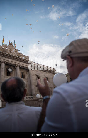 Migliaia di persone si riuniscono in Piazza Sant Jaume a Barcellona per chiedere il dialogo tra i governi della Catalogna e della Spagna. Credito: Carles Des Foto Stock