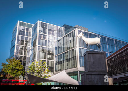 Kenny Hunter vincitrice di un premio "io" Capra statua in Piazza Vescovado, Spitalfields, LONDRA, E1, UK. Foto Stock