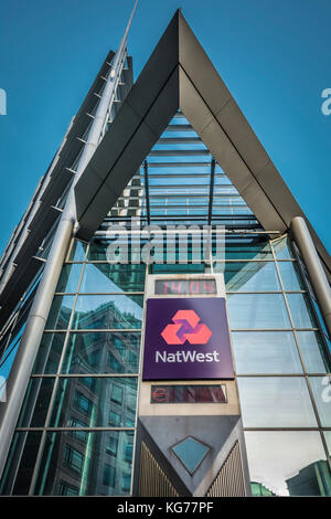 NatWest Bank (ex RBS) il branding a 250 Bishopsgate, London, Regno Unito. Foto Stock