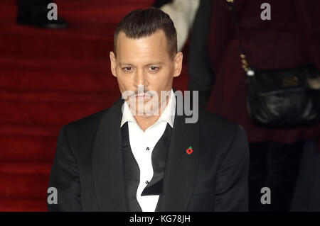 Londra, Regno Unito. 2 novembre, 2017. johnny depp assiste l assassinio sull'Orient express premiere del film Foto Stock