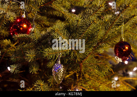 Dettaglio di un esterno di albero di natale di notte. Foto Stock
