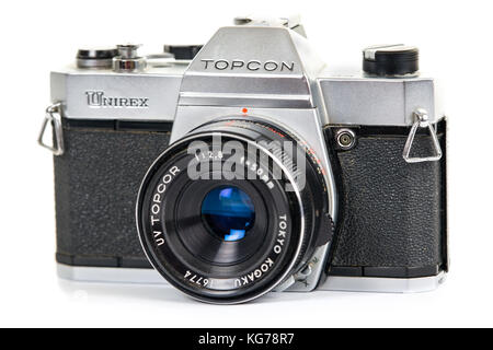 Vintage Topcon Unirex 35mm Fotocamera analogica e UV Topcor 50mm f/2.8 lente isolati su sfondo bianco modello di rilascio: No. Proprietà di rilascio: No. Foto Stock