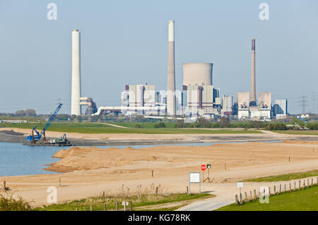 Industria di ghiaia paesaggio di fronte a una grande centrale elettrica presso il fiume Reno. Foto Stock