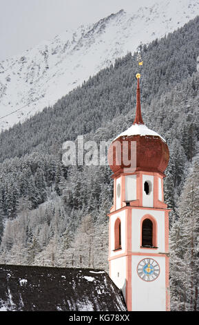 Un piccolo villaggio chiesa di Gries im oetztal Tirolo, Austria. Foto Stock