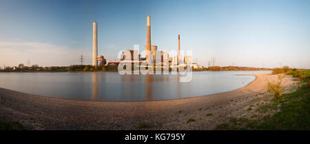 Panoramica Esposizione lunga inquadratura di una centrale elettrica a carbone in un fiume con la riflessione. Foto Stock