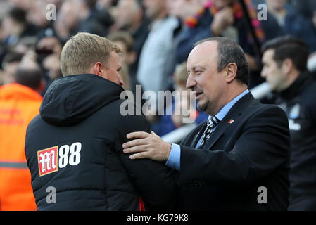 Eddie Howe, manager di AFC Bournemouth, scuote le mani con il manager Newcastle United Rafael Benitez durante la partita della Premier League a St James' Park, Newcastle. Foto Stock