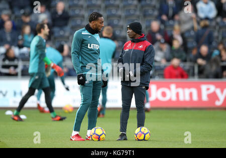 Il Leroy Fer di Swansea City parla con il primo allenatore della squadra Claude Makelele durante la partita della Premier League al Liberty Stadium di Swansea. PREMERE ASSOCIAZIONE foto. Data immagine: Sabato 4 novembre 2017. Vedi PA storia CALCIO Swansea. Il credito fotografico dovrebbe essere: Nick Potts/PA Wire. RESTRIZIONI: Nessun utilizzo con audio, video, dati, elenchi di apparecchi, logo di club/campionato o servizi "live" non autorizzati. L'uso in-match online è limitato a 75 immagini, senza emulazione video. Nessun utilizzo nelle scommesse, nei giochi o nelle pubblicazioni di singoli club/campionati/giocatori Foto Stock