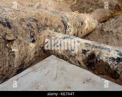 Buca di scavo. vecchio 500mm di bere acqua tubo con 150mm braccio curva. tubi prima di riparare la tubazione. asfalto isolamento. Foto Stock