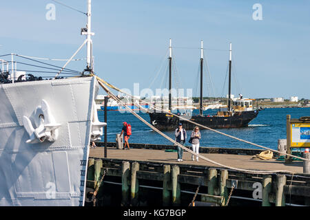 Halifax, Canada - 29 agosto 2017: i turisti a piedi lungo la passeggiata a mare di Halifax harbout. Foto Stock