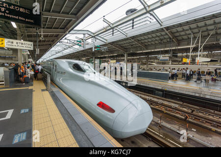 TOKYO, GIAPPONE - 3 GIUGNO 2015: Treno proiettile Shinkansen a Tokyo, Giappone. Lo Shinkansen è la linea ferroviaria ad alta velocità più trafficata al mondo Foto Stock