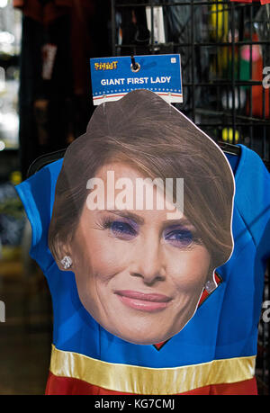 Una maschera di grandi dimensioni della prima signora Melania Trump per la vendita in spirito, Halloween pop up shop sulla ottava strada nel Greenwich Village a Manhattan NYC. Foto Stock