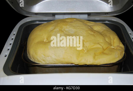 I dolci fatti in casa in una macchina del pane prima della cottura Foto Stock