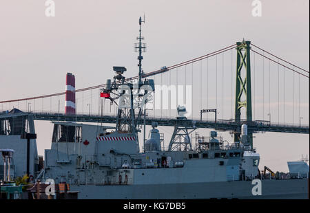 Un Royal Canadian Navy navi da guerra si siede nel suo ormeggio al Canadian Forces base navale di Halifax, Nova Scotia, Canada. Foto Stock