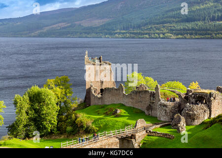 Castello Urquhart's storiche rovine sulle rive di Loch Ness vicino a Drumnadrochit, Highland, sono ora uno dei castelli più visitati in Scozia. Foto Stock