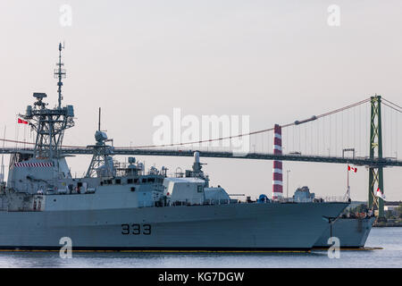 Halifax, Canada - 29 agosto 2017: La HMCS Toronto (333) e HMCS Montreal dietro di lei sono ancorati nella loro scivola alla CFB di Halifax. Foto Stock