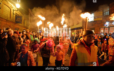 Il falò a Edenbridge società sfilata inizia a Edenbridge, Kent. Foto Stock