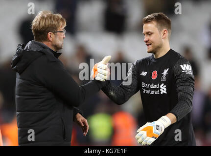 Il manager di Liverpool Jurgen Klopp e il portiere Simon Mignolet festeggiano la vittoria dopo la partita della Premier League allo stadio di Londra. Foto Stock