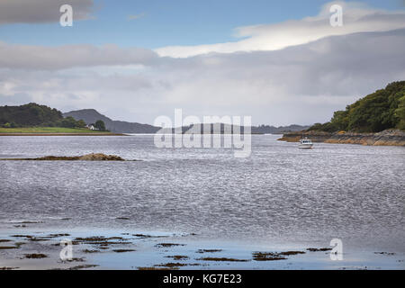 Guardando ad ovest sul loch carron verso plockton dalle storiche rovine medievali del castello di strome a nord strome. lochcarron. costa ovest della Scozia Foto Stock