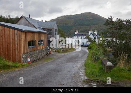 Strada principale nella frazione di nord strome portando a scalo traghetti smantellata sulla riva settentrionale del loch carron. Vicino a lochcarron Foto Stock