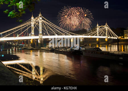 I fuochi d'artificio del Battersea Park su Albert Bridge, a Londra. Foto Stock