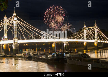 I fuochi d'artificio del Battersea Park su Albert Bridge, a Londra. Foto Stock