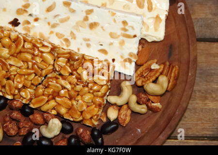 Torrone di natale di castagno di arachidi mandorle e miele Foto Stock