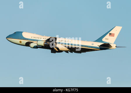 Air Force One di lasciare l'Aeroporto Internazionale di Bruxelles dopo un vertice della NATO nel 2017. Foto Stock