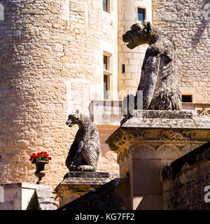 Bear-come doccioni che si affaccia sui giardini del Château des Milandes, ex casa della ballerina Josephine Baker. Périgord Noir, Francia Foto Stock