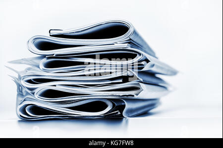 Pila di fogli piegati business, legale o documenti di assicurazione Foto Stock