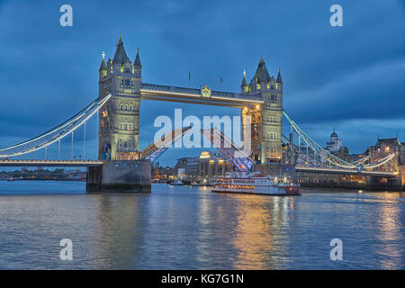 Il Tower Bridge di notte Foto Stock