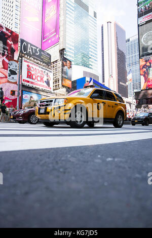 NEW YORK, Stati Uniti d'America - 31 agosto 2017: le persone non identificate in Times Square a New York. Times Square è la più popolare località turistica nella città di New York Foto Stock