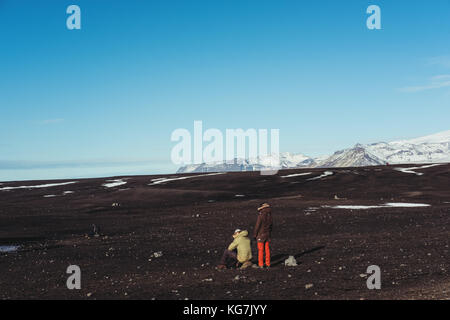 Giovane avventuroso giovane prendendo una pausa mentre si è in viaggio in Islanda in inverno. matura il concetto di stile di vita Foto Stock