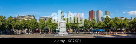 L'Aia, Paesi Bassi - 6 Agosto 2017: Panorama di Piazza Plein all'Aia su una giornata d'estate con i ristoranti e i turisti a terrazze. Foto Stock