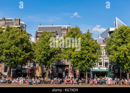 L'Aia, Paesi Bassi - 6 agosto 2017: ristoranti e turisti a terrazze al plein all'Aia su una giornata d'estate. Foto Stock
