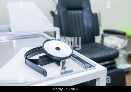 In prossimità di apparecchiature mediche di otolaryngologist. medico e sanitario concetto. messa a fuoco selettiva. copia di spazio. Foto Stock
