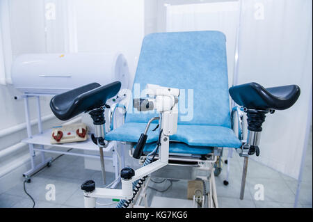 Chirurgia Ginecologica camera con sedia e attrezzature. medico e sanitario concetto. messa a fuoco selettiva. Foto Stock