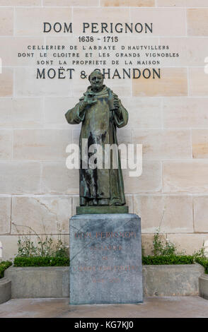 Epernay, Francia - 13 Giugno 2017: Statua di Dom Perignon nel villaggio di Champagne Epernay vicino alla casa di champagne Moet Chandon, Francia. Foto Stock