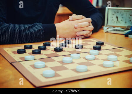 Il concetto di business pianificazione strategica, giocando a Dama gioco. messa a fuoco selettiva. Foto Stock