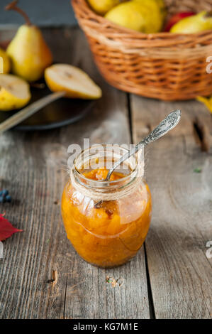 Close up pera marmellata e giallo fresche pere mature su una vecchia tavola in legno rustico. raccolto autunnale ancora il concetto di vita. il fuoco selettivo Foto Stock