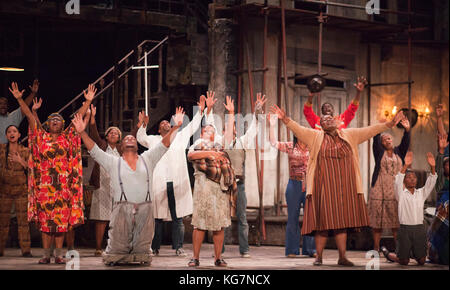 Cast di Porgy e Bess. Prima a Londra della produzione completa della Cape Town Opera della Gershwin Opera 'Porgy and Bess' al London Coliseum. Una stagione limitata di 14 spettacoli dall'11 al 21 luglio 2012. Diretto da Christine Cross, musica/testi di George Gershwin, DuBose e Dorothy Heyward e Ira Gershwin, accompagnati dall'Orchestra della Welsh National Opera. Foto Stock