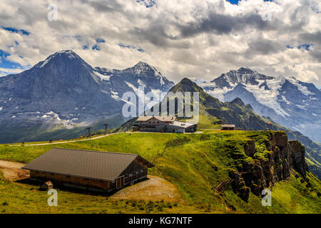 Splendida vista sulla montagna worldfamous trio Eiger, Monch e Jungfrau con tschuggen in primo piano. visto da mannlichen nelle Alpi bernesi in somma Foto Stock