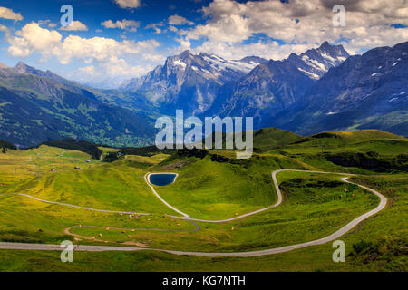 Strada tortuosa da mannlichen a Grindelwald visto da mannlichen in estate. lauterbrunnen, Oberland bernese, Svizzera, Europa Foto Stock