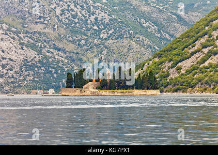 Saint George benedictian monastero il st. george isola ostrvo sveti dorde. Uno dei due isolette vicino alla costa di perast città di Kotor bay. Montenegro. Foto Stock