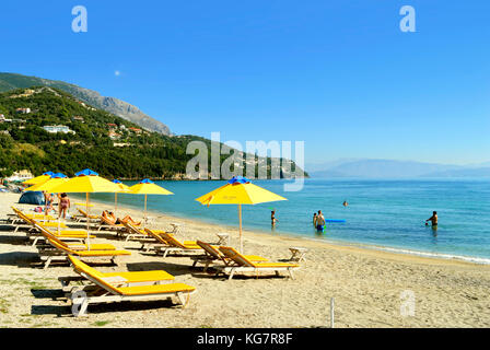 Sedie a sdraio sulla spiaggia di Ipsos a Corfu un'isola greca nel mar Ionio Foto Stock