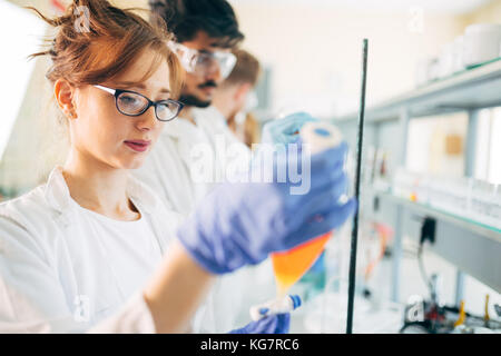 I giovani studenti di chimica lavora in laboratorio Foto Stock