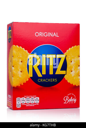 LONDRA, Regno Unito - 03 NOVEMBRE 2017:A scatola Ritz Crackers su bianco. Introdotti nel 1934 da Nabisco, i cracker circolari sono leggermente salati con smerlati Foto Stock