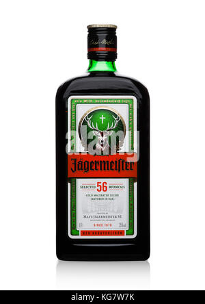 LONDRA, Regno Unito - 03 NOVEMBRE 2017: Bottiglia di Jagermeister su sfondo bianco. Digestivo tedesco fatto con 56 erbe e spezie. Foto Stock