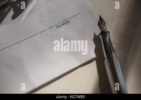 Close-up del modulo di contratto con open penna stilografica Foto Stock