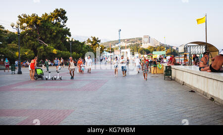 Alushta, crimea - 20 settembre 2017: la gente sulla via Lenin embankment sulla costa del mar nero in alushta città in serata. alushta è località balneare a Foto Stock